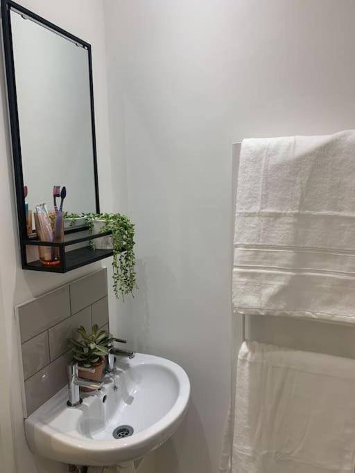 Alto - Lovely 2 Bedroom Serviced Apartment Bristol By Mint Stays エクステリア 写真